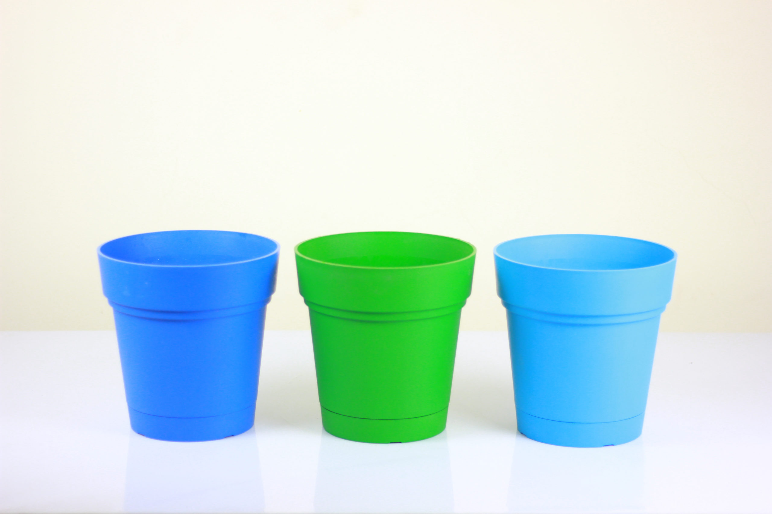 Plastic Round Pot `Mintra`
